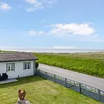 Apartment In The First Row To The Water *