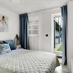 Apartment In The First Row To The Water *